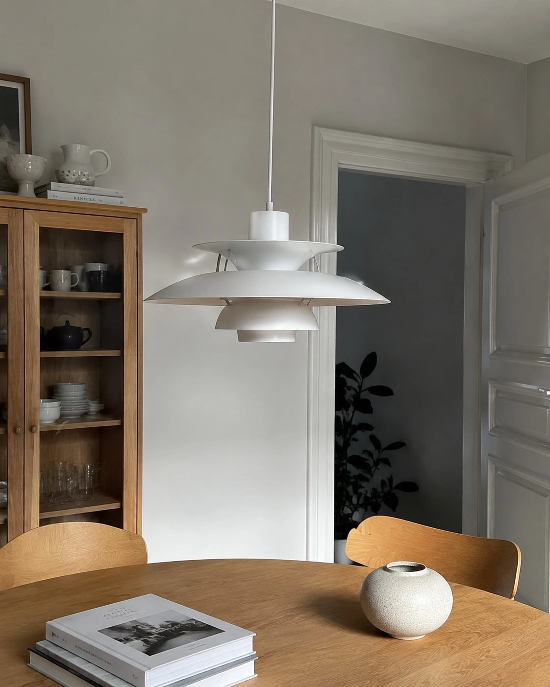 Suspension blanche dans une salle à manger