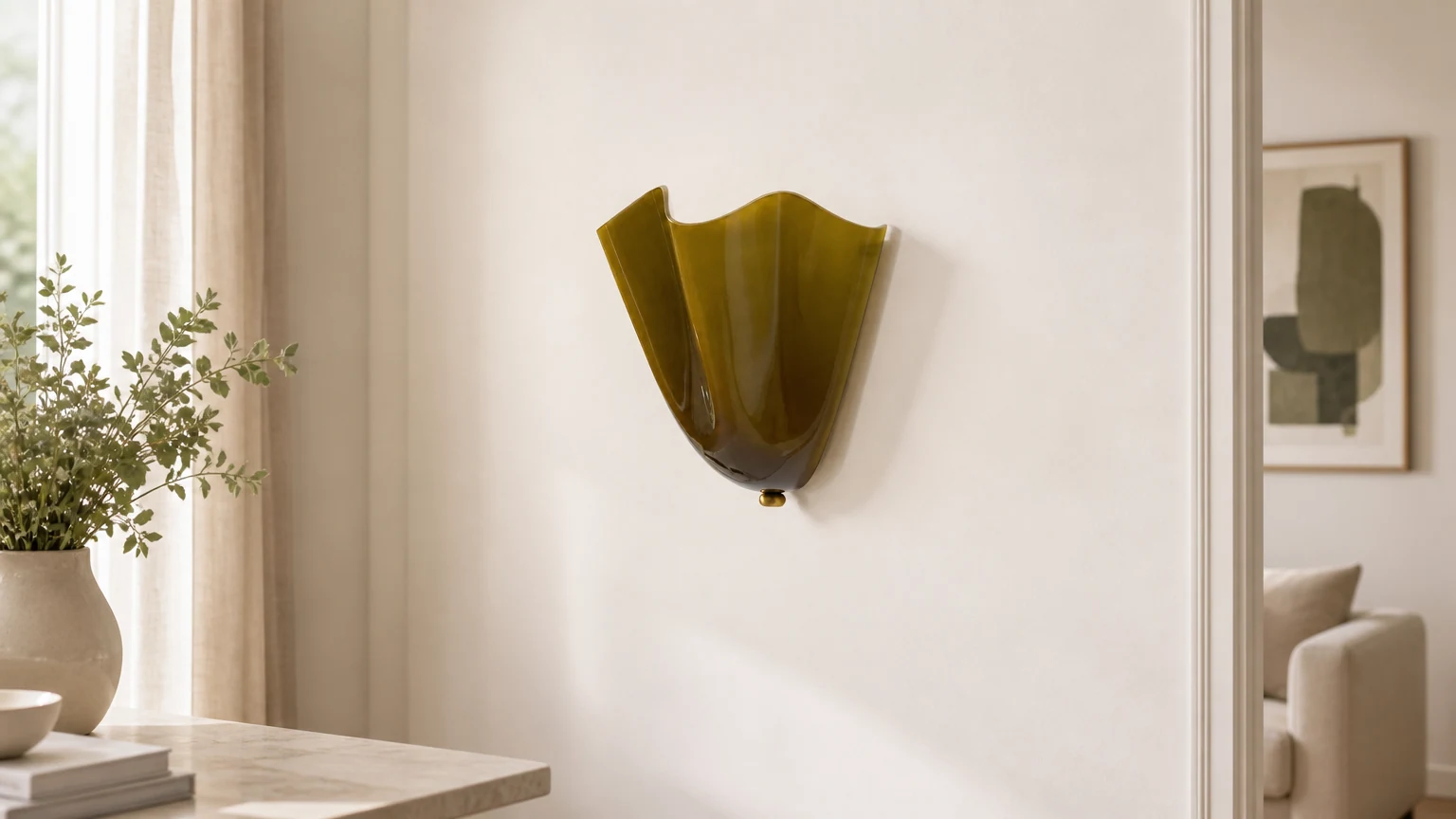 Sheryl Modern Seashell Glass Wall Light σε μια ζεστή εσωτερική σκηνή