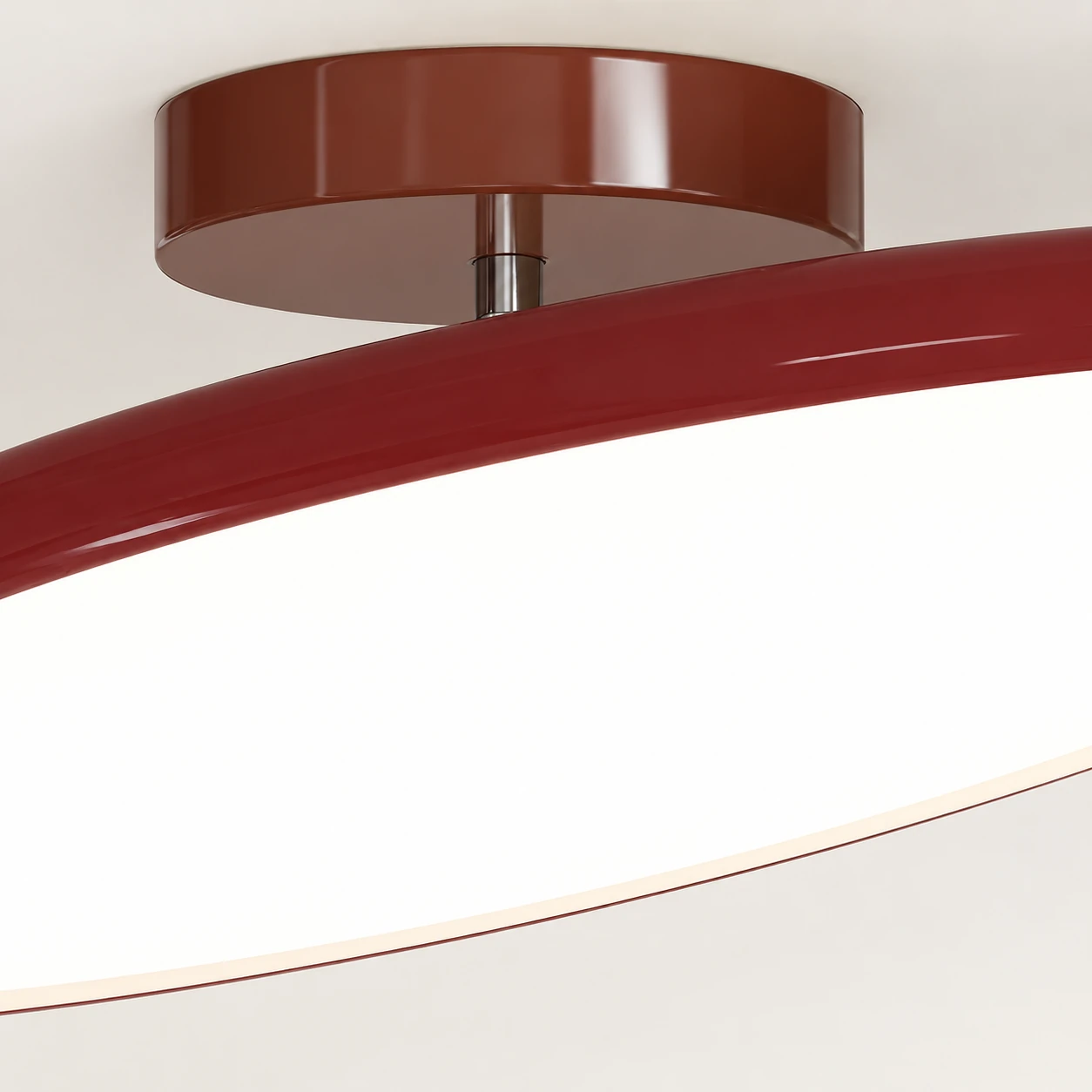 Détail de la rosace et de la courte articulation argentée du plafonnier Siren Rouge