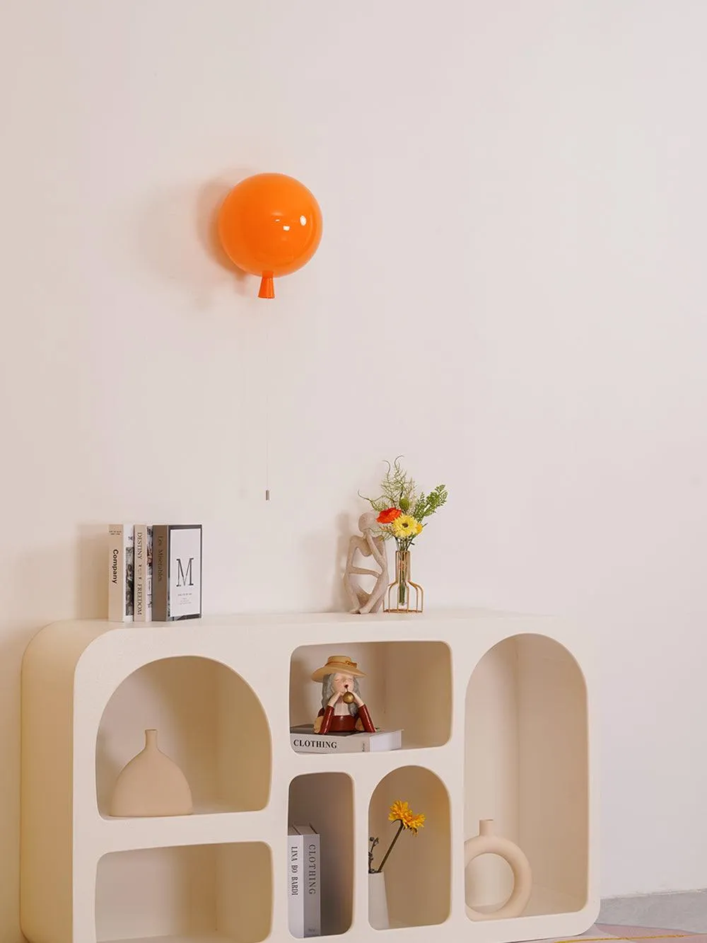 Applique murale Orange Memory dans un intérieur chaleureux