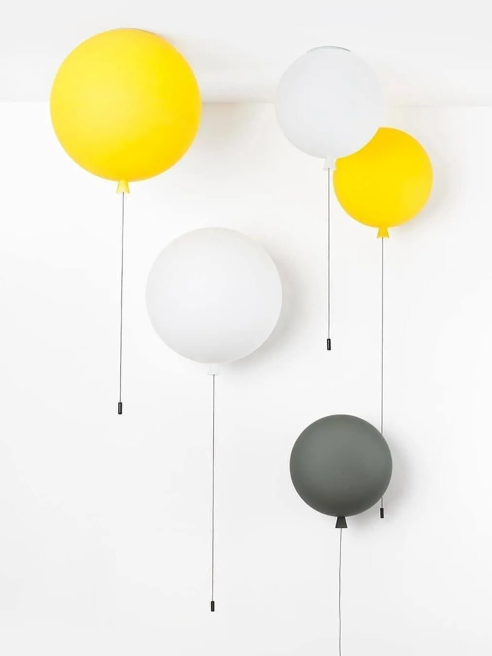 Lumières de ballons Mixed Memory sur un mur blanc