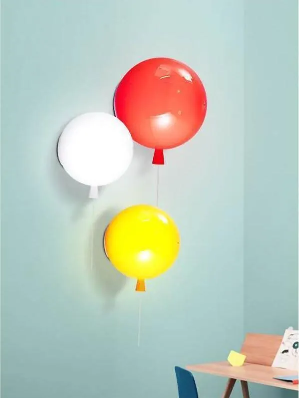 Applique murale jaune en forme de ballon dans une salle de jeux