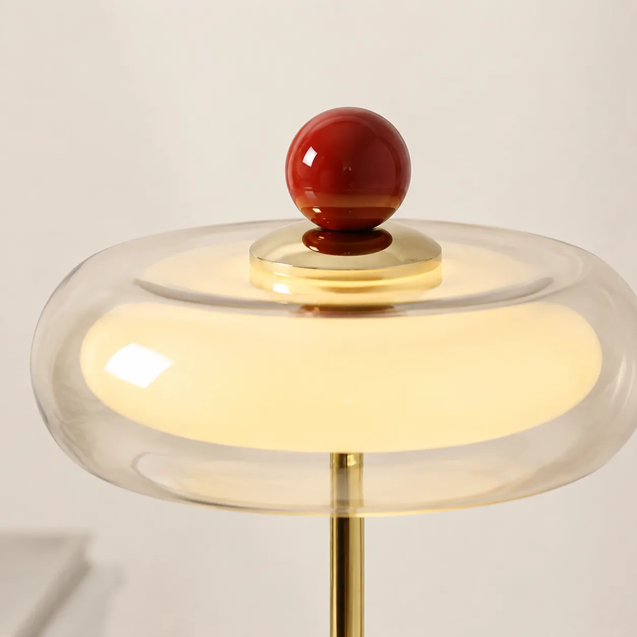 Detailansicht eines Avery-Diffusors aus Klarglas