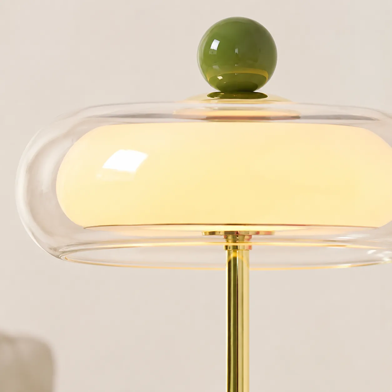 Detailaufnahme des polierten goldfarbenen Stiels von Avery