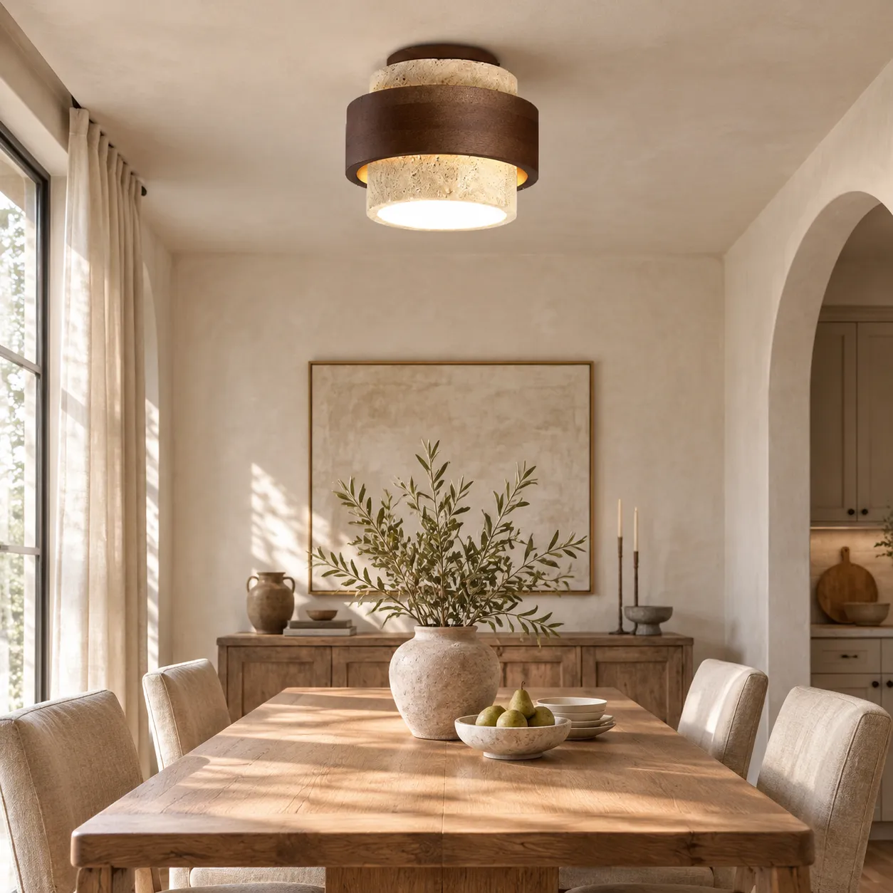 Yana plafoniera in travertino e noce scuro sopra una sala da pranzo naturale francese