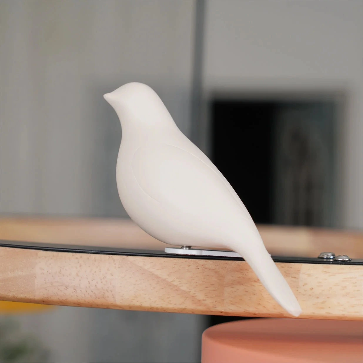 Gros plan d’une sculpture d’oiseau blanc sur le bord en bois de Cadmus