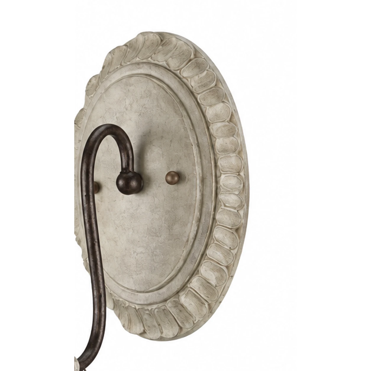 Gros plan sur la plaque arrière en bois sculpté