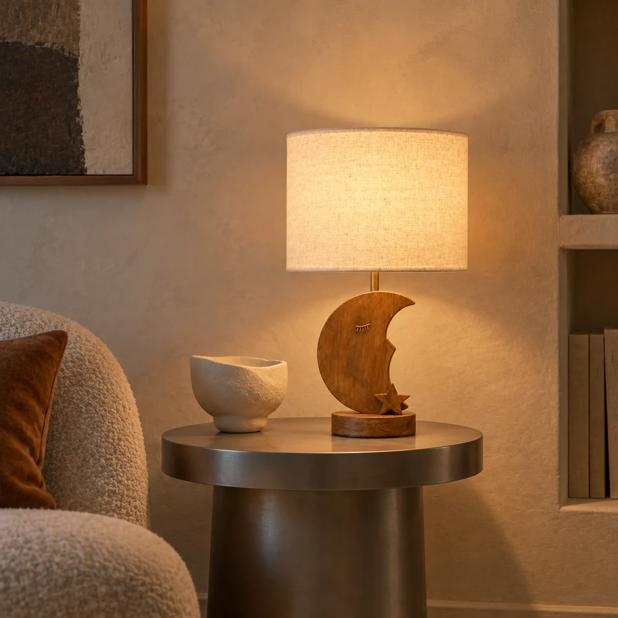 Lampe de table en bois sculpté en forme de lune dans une niche tranquille du salon