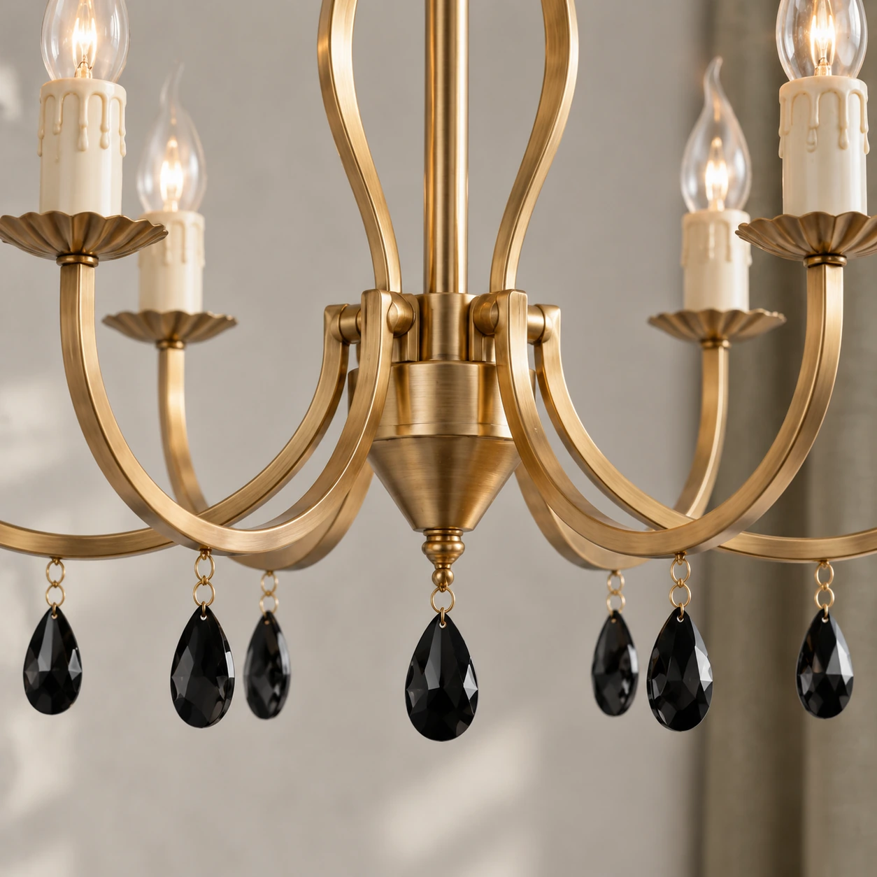 Gros plan sur le fleuron inférieur et les pampilles en cristal noir du lustre Celeste