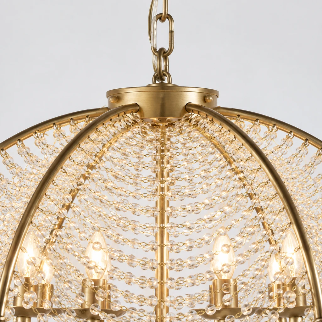 Gros plan sur le pavillon central et le filet de perles du lustre Aurelia