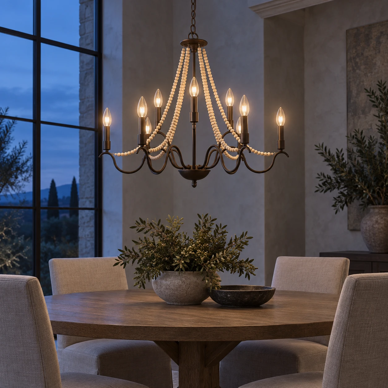 Un lustre à neuf lumières en perles de bois s'illuminant à l'heure bleue au-dessus d'une table à manger