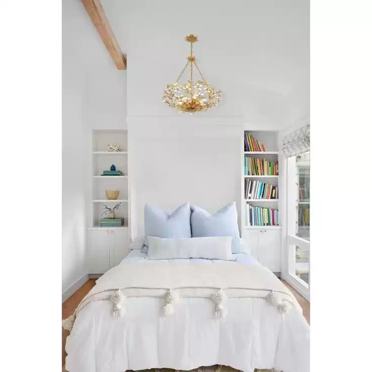 Suspension en forme de fleur de cristal installée au-dessus du lit