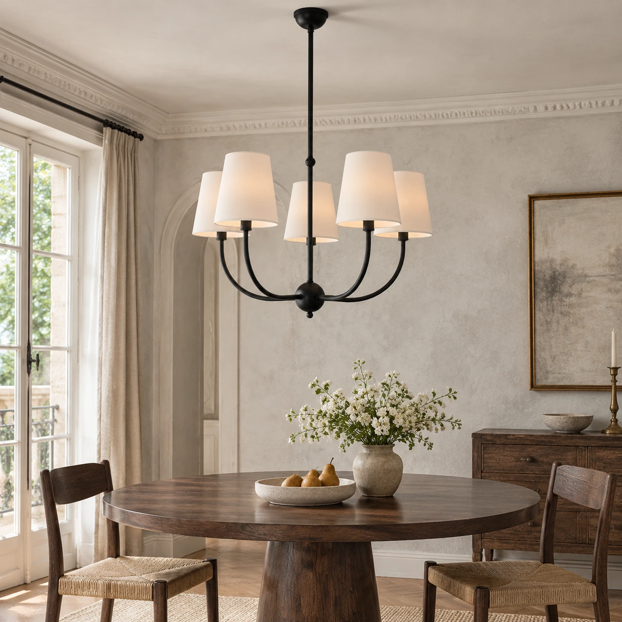 Lustre vintage en branches avec abat-jour en tissu installé au-dessus d'une table à manger