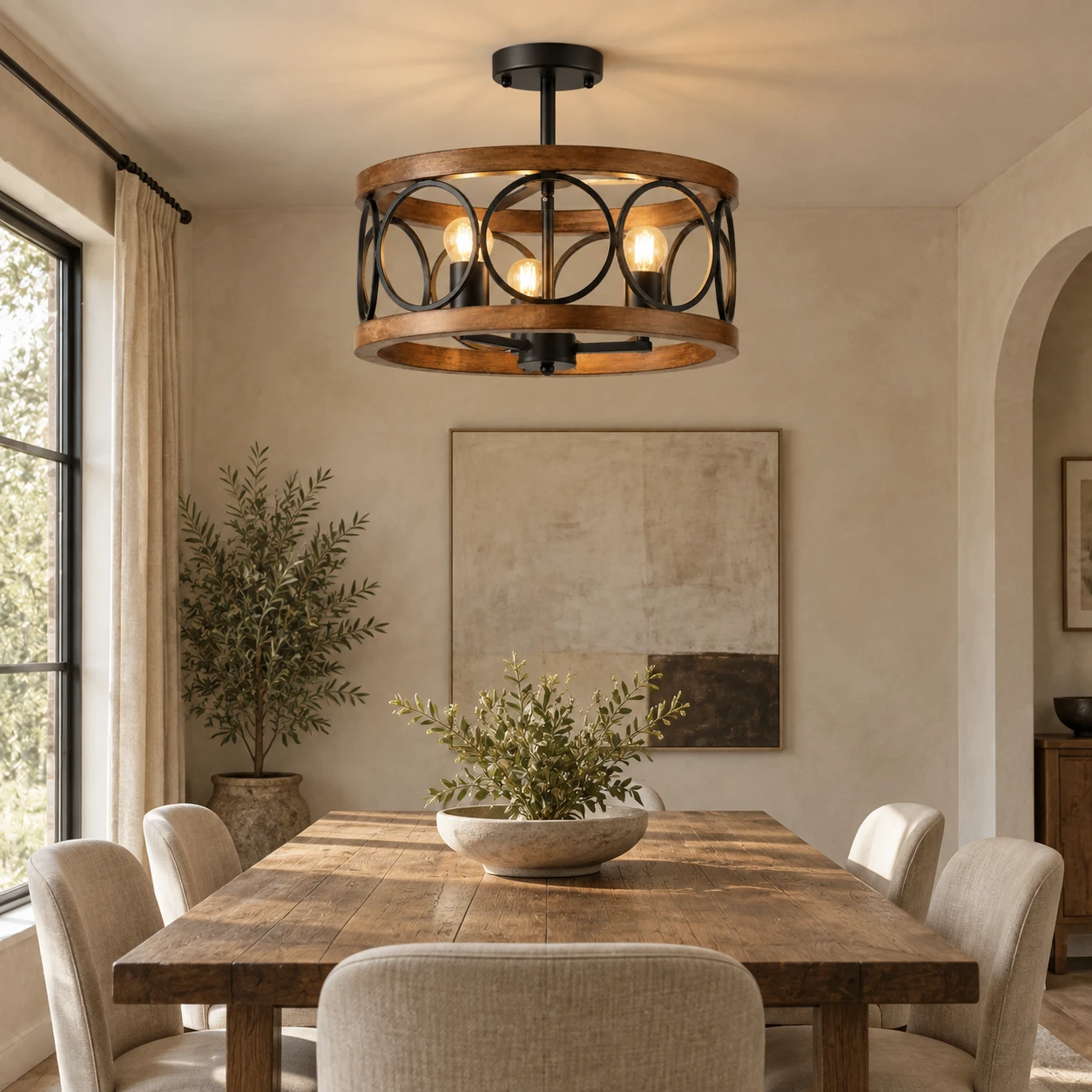 Lámpara de techo tipo farol rústico americano de madera en un comedor compacto sobre una mesa de madera con yeso mineral claro.