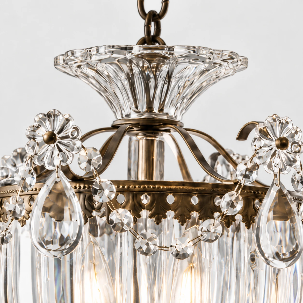 Lustre rustique américain en cristal. Détail du produit montrant la douille, le bras, le pavillon ou la connexion murale.