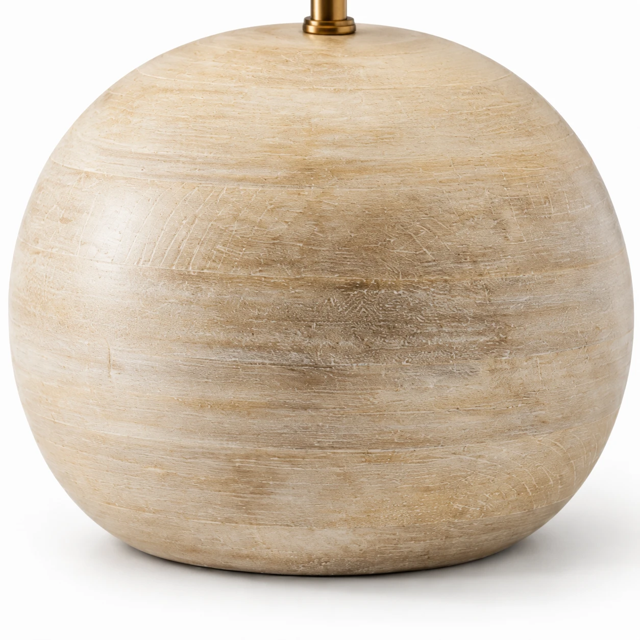 Detalle del cuerpo de la lámpara, de madera natural envejecida.