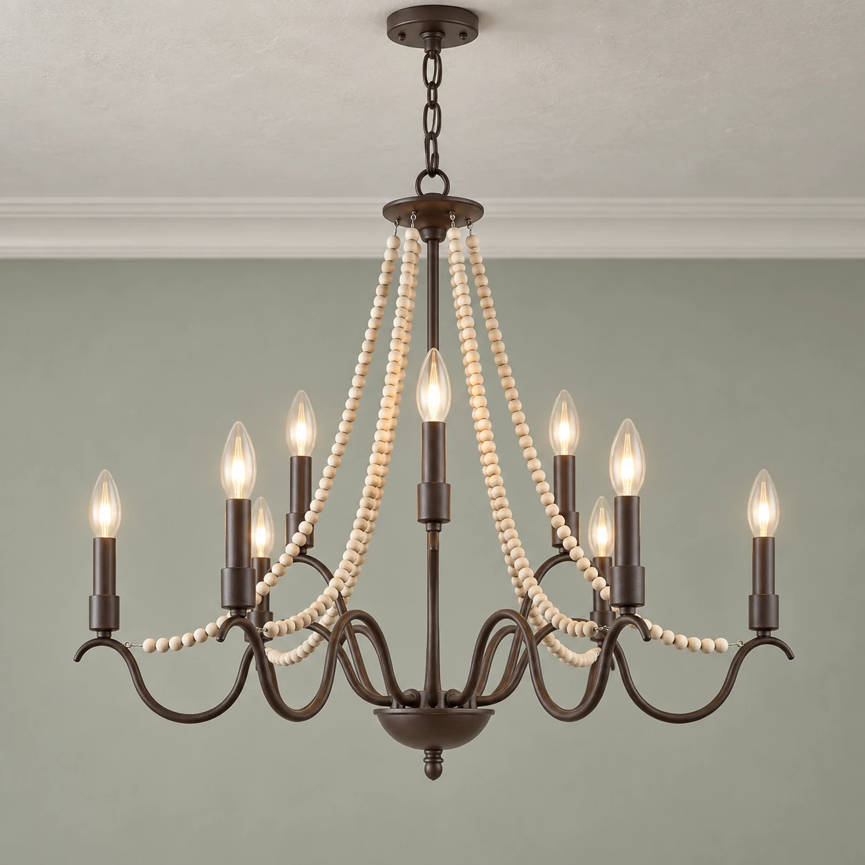 Lustre vintage français en bois et perles de fer dans un intérieur apaisant aux tons minéraux.
