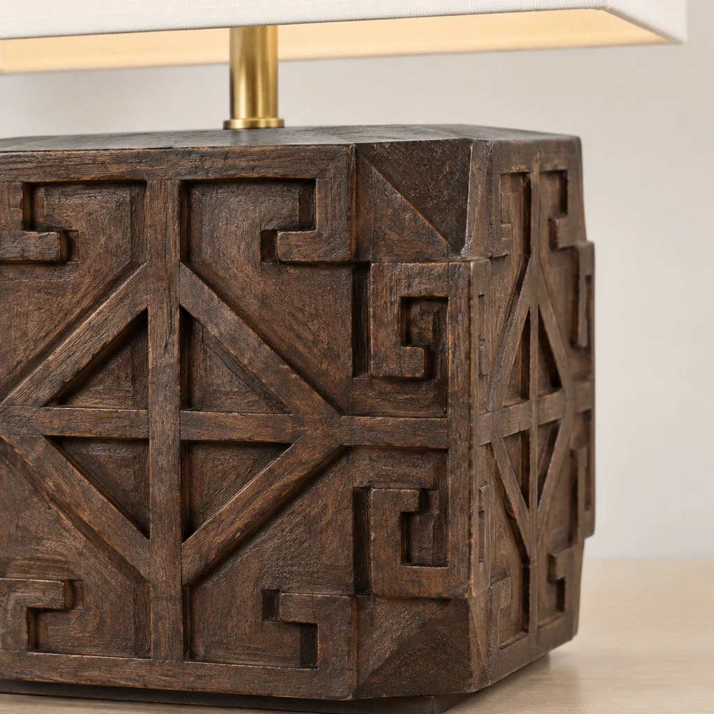Gros plan sur le coin latéral en bois sculpté de la lampe Aurelia