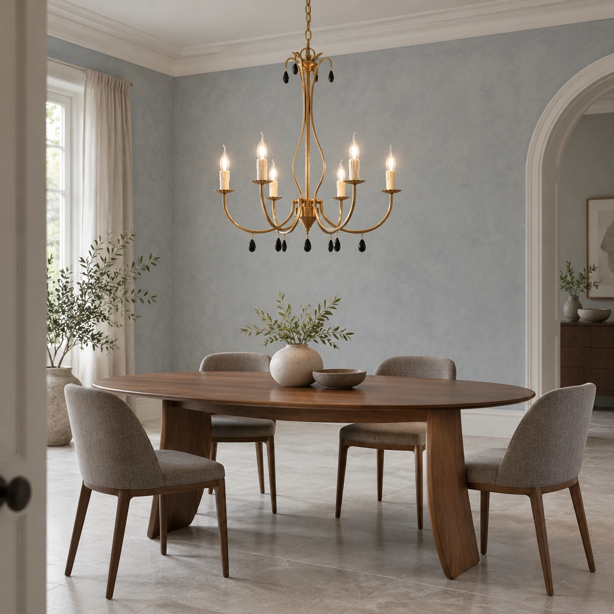 Lustre Celeste vintage doré au-dessus d'une table en noyer dans une salle à manger bleu-gris