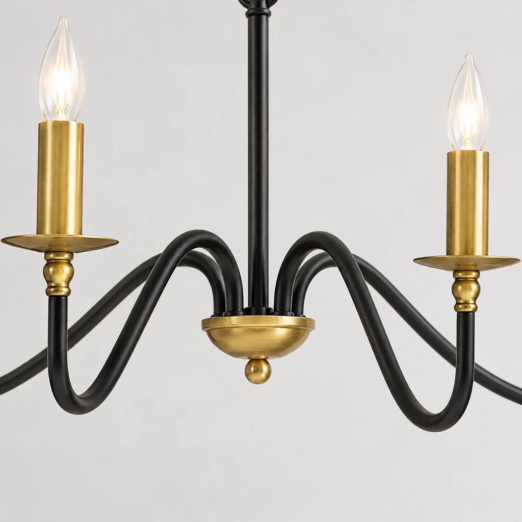 Gros plan sur la construction du bras en volute du lustre Arden