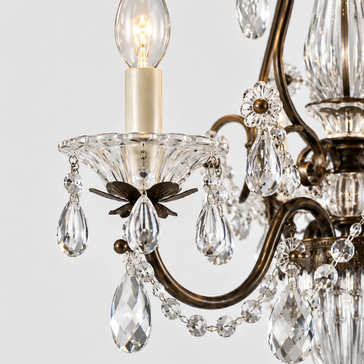 Lustre rustique américain en cristal - Détail du produit montrant l'abat-jour, le bord, le verre ou la structure décorative
