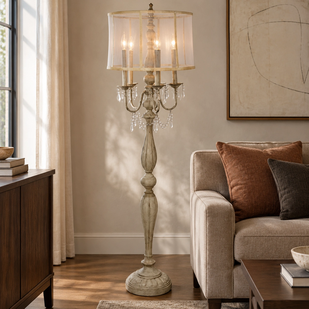 Lampadaire Aurelia en bois sculpté dans un salon habité