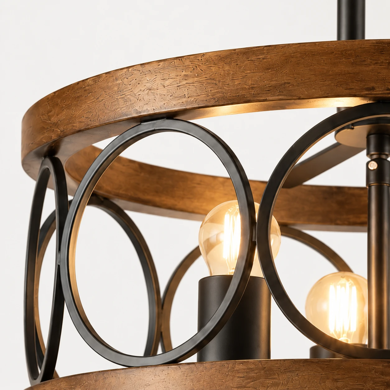 Detalle de la lámpara de techo tipo farol rústico americano de madera