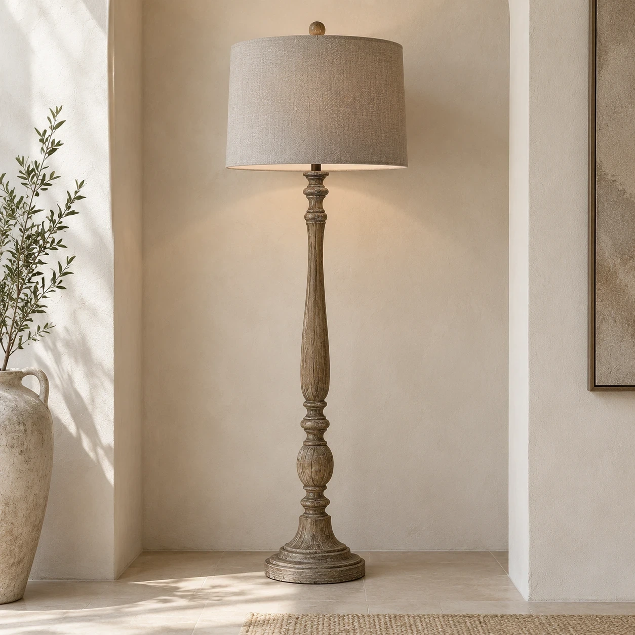 Lampadaire en bois sculpté Merritt éclairé dans une alcôve architecturale pâle