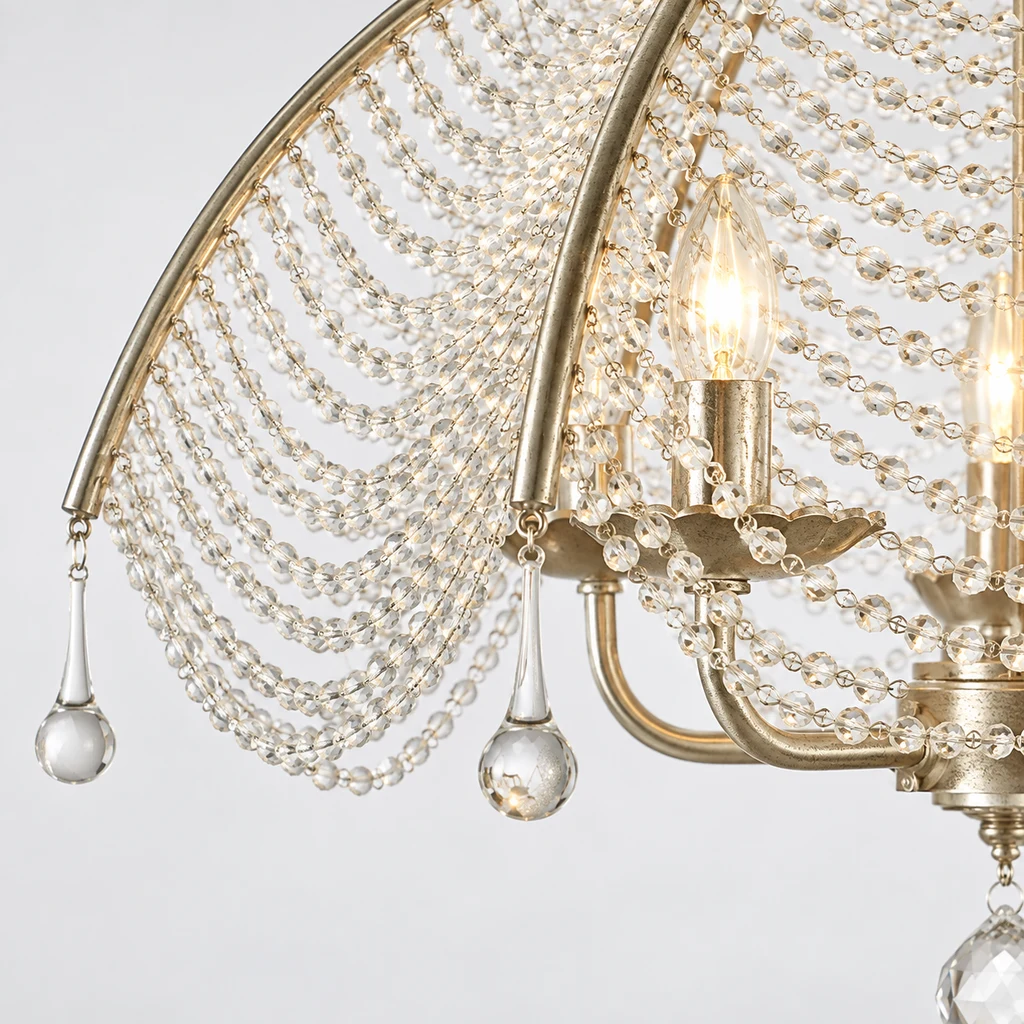 Gros plan sur une perle de cristal Aurelia en forme de coquille Saint-Jacques et sa goutte pendante