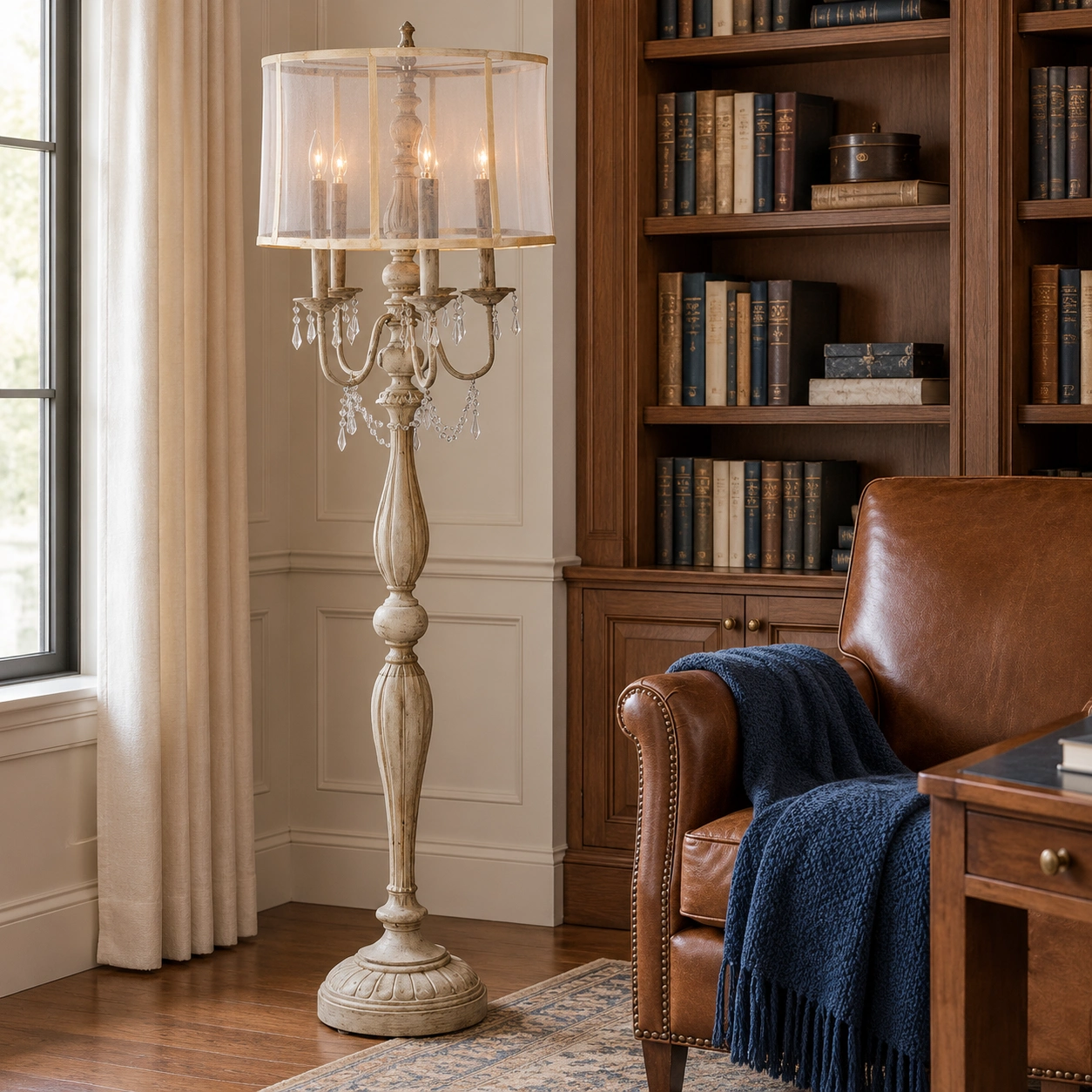 Lampadaire à cinq lumières à côté d'un fauteuil de lecture en cuir et de bibliothèques.