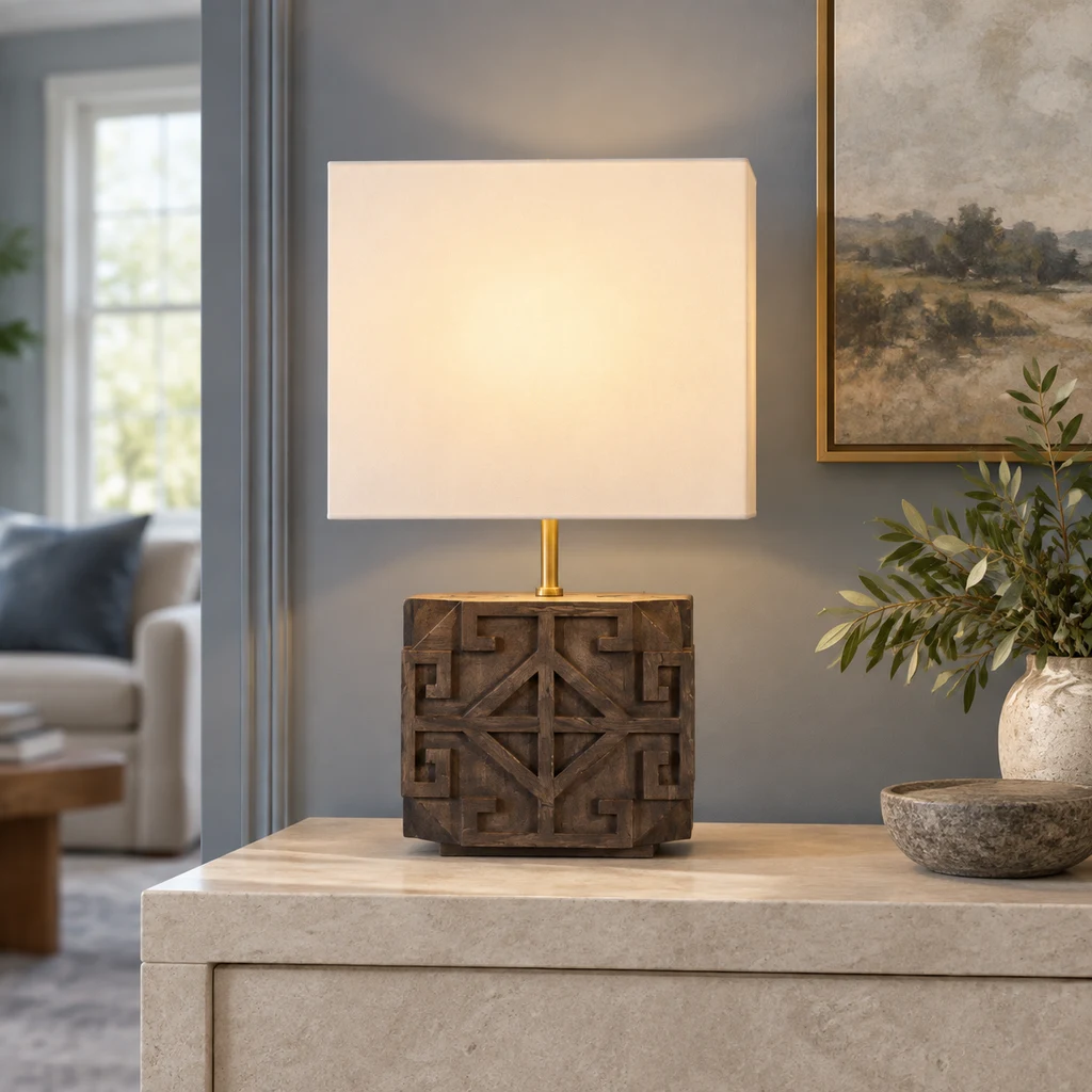 Lampe de table Aurelia sur une console en pierre claire dans un salon bleu-gris