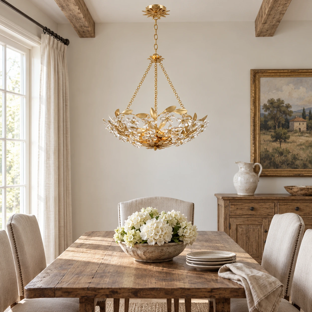Suspension en forme de fleur de cristal au-dessus d'une table à manger