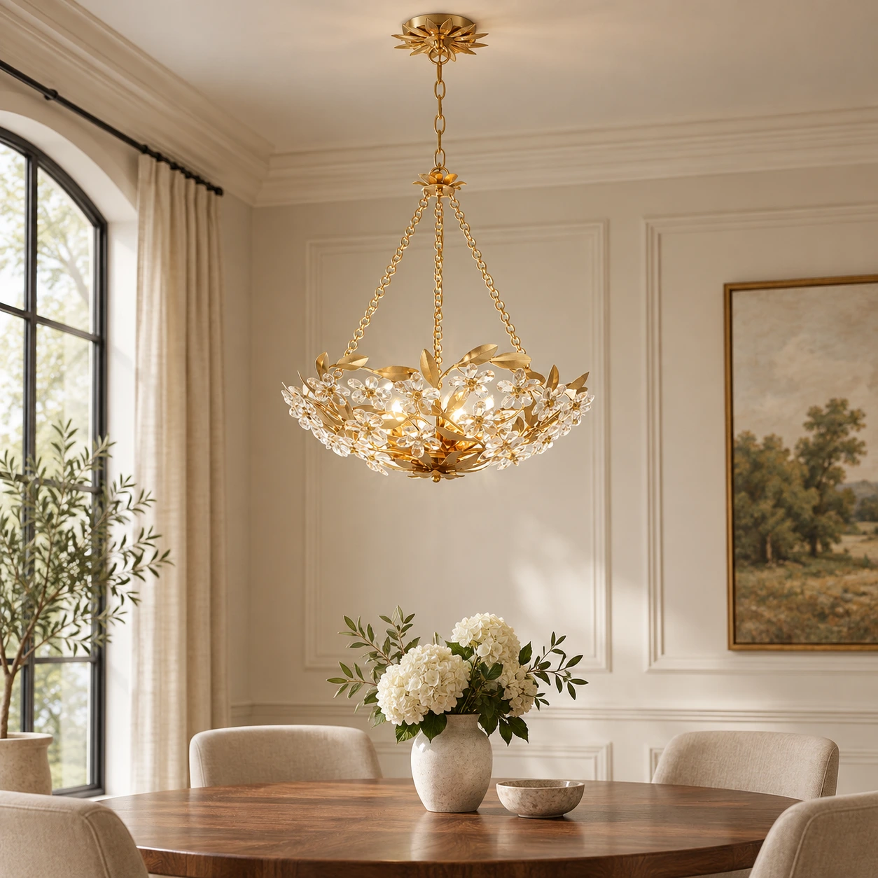 Suspension en forme de fleur de cristal au-dessus d'une table à manger ronde