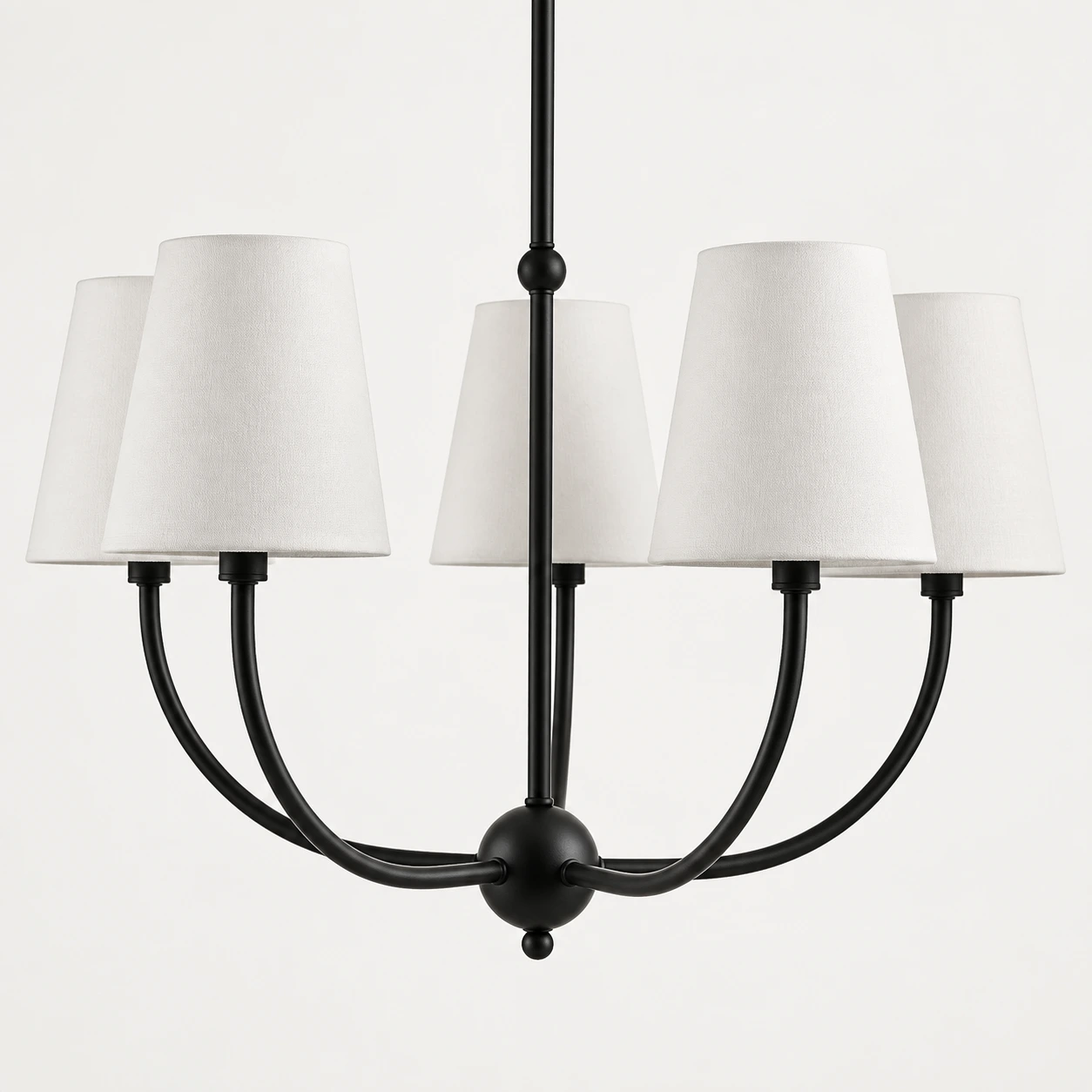 Gros plan sur la forme complète du lustre à branches noires