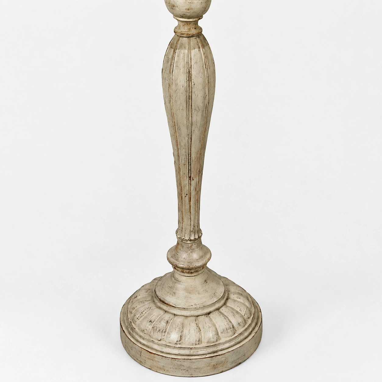 Gros plan sur le pied en bois sculpté