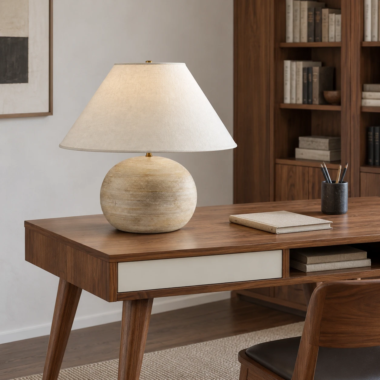 Escritorio de estudio con lámpara de mesa de madera envejecida