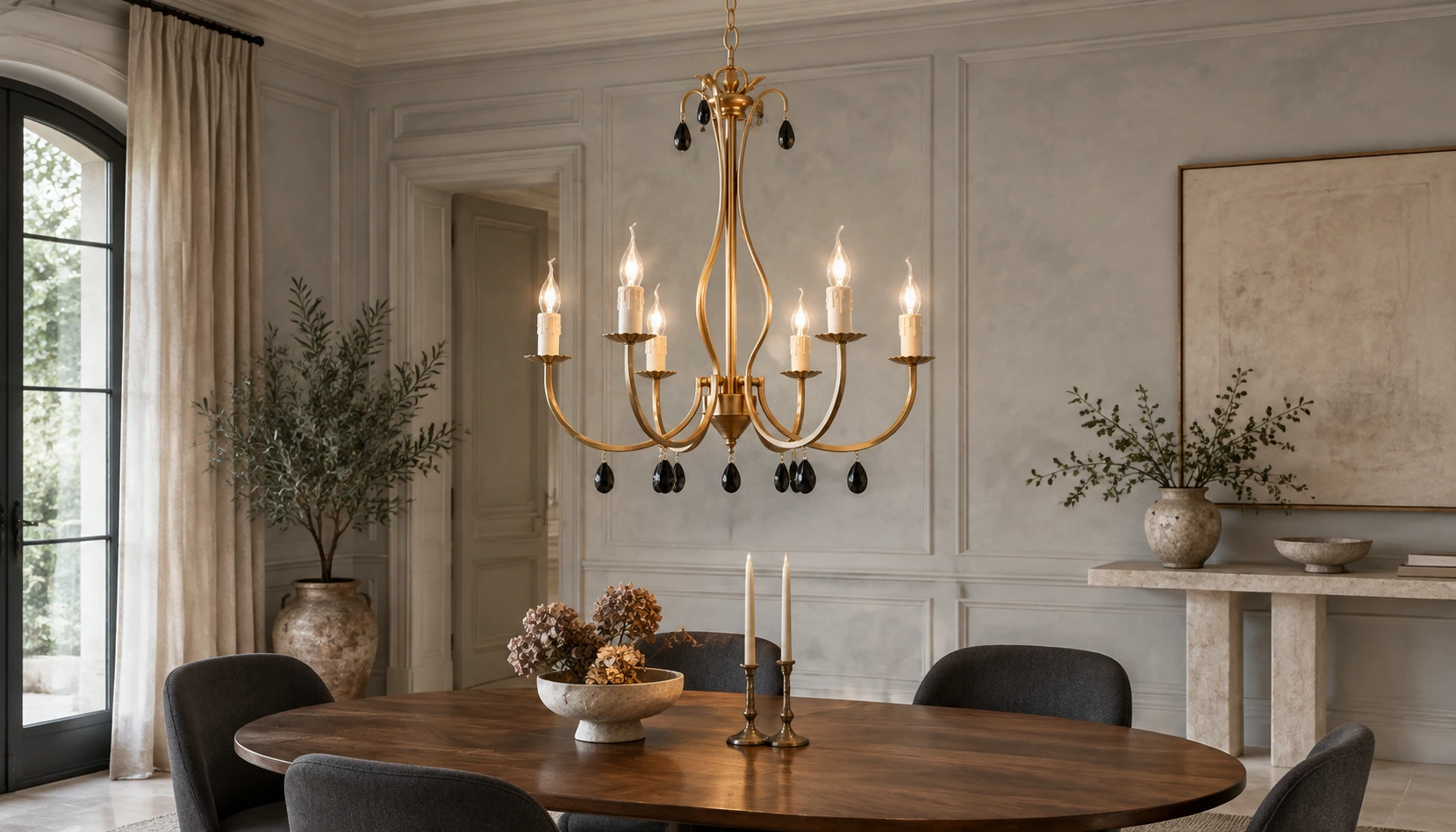 Lustre vintage en cristal doré Celeste illuminant une table à manger en noyer dans une salle à manger de style classique français rénovée