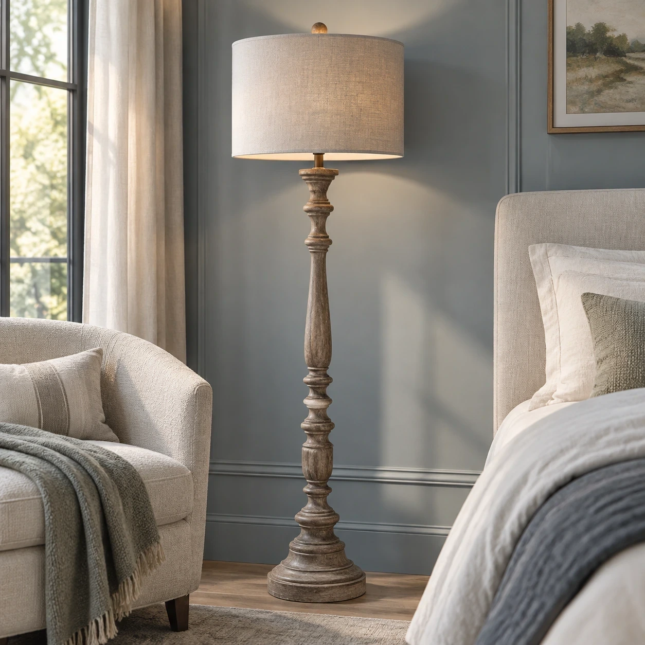 Lampadaire Merritt en bois sculpté dans un coin lecture d'une chambre bleu-gris