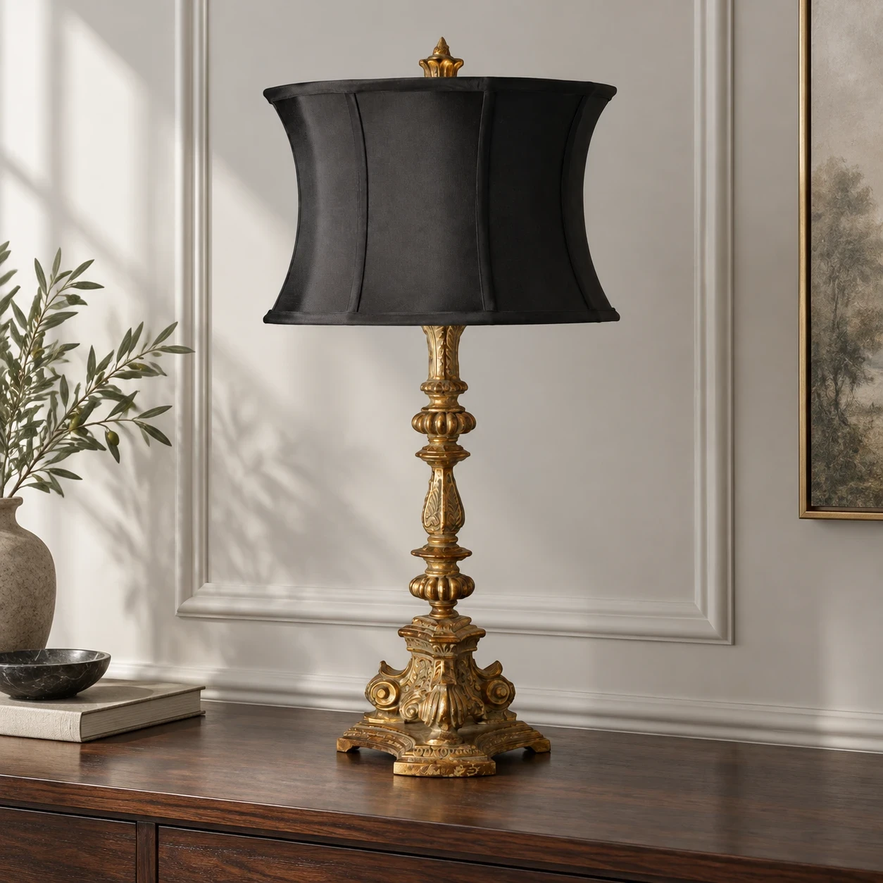 Lampe de table à abat-jour noir sur une console d'entrée en noyer