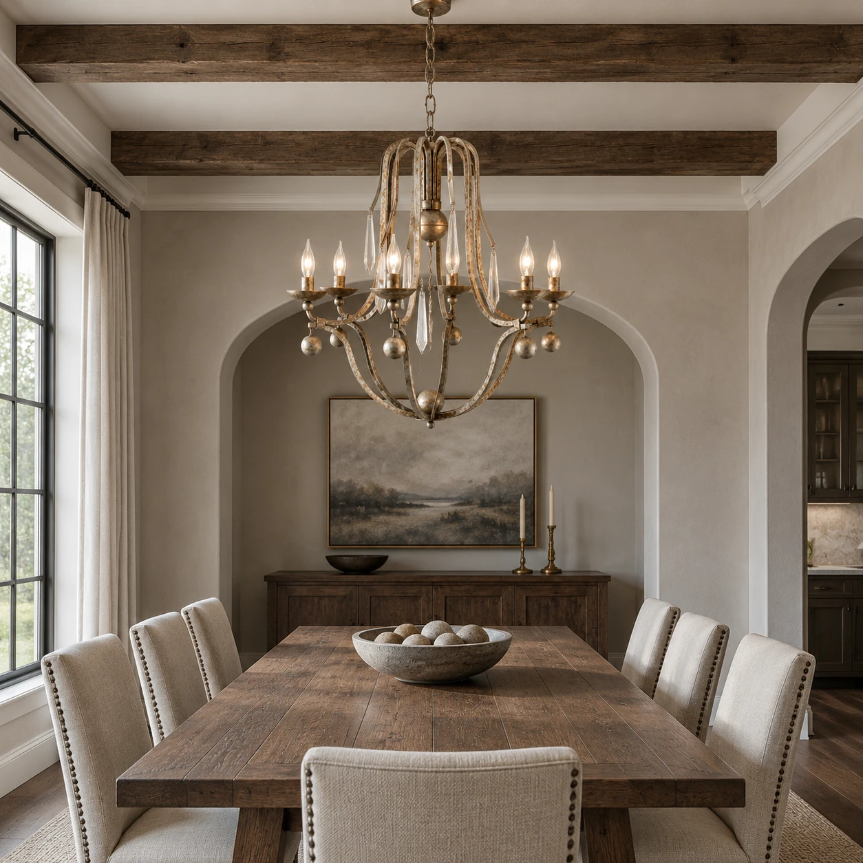 Lustre à 6 lumières au-dessus d'une longue table à manger en noyer