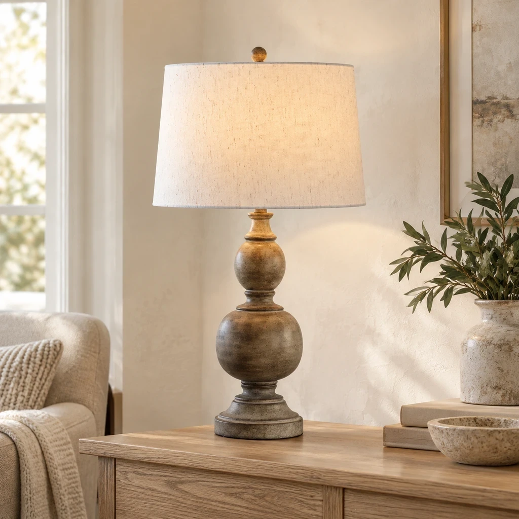 Lampe de table rustique en bois vieilli dans une entrée en plâtre aux tons chauds