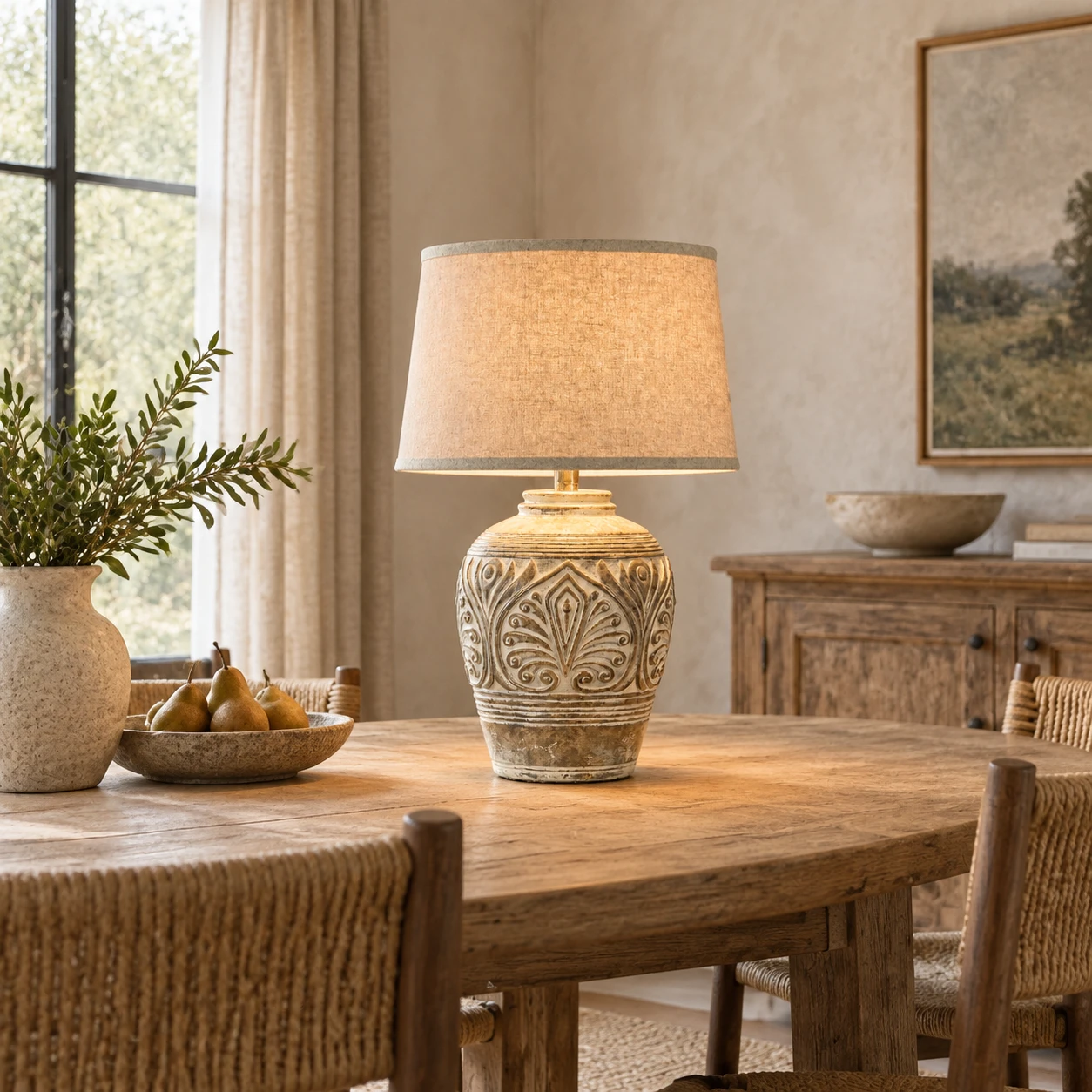 Lampe de table Elena Vintage en bois sculpté dans une petite salle à manger aux murs en enduit minéral clair