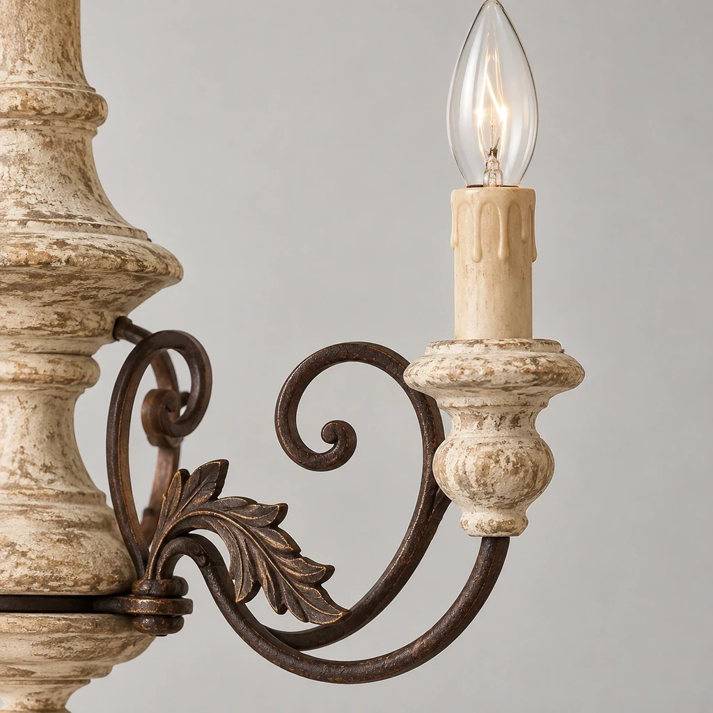 Gros plan sur le support de bougie, le motif de feuille sculpté, le bras en volute et le fleuron inférieur sculpté.