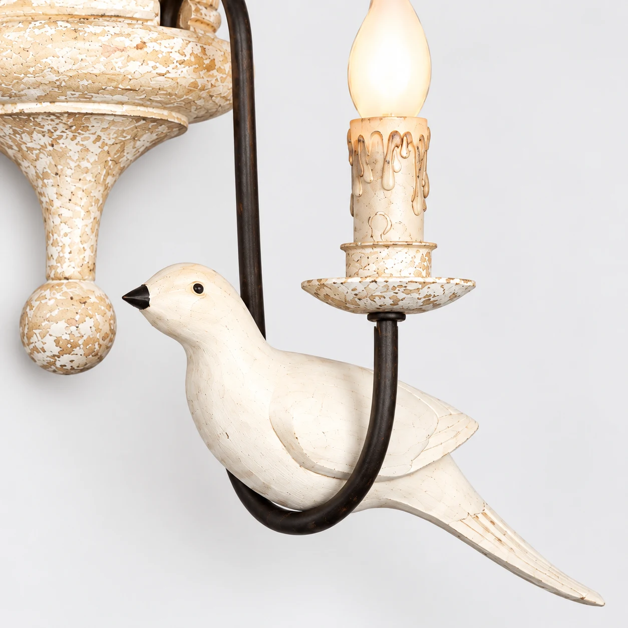 Ornement d'oiseau sculpté Mara, bras en fer sombre et douille à bougie
