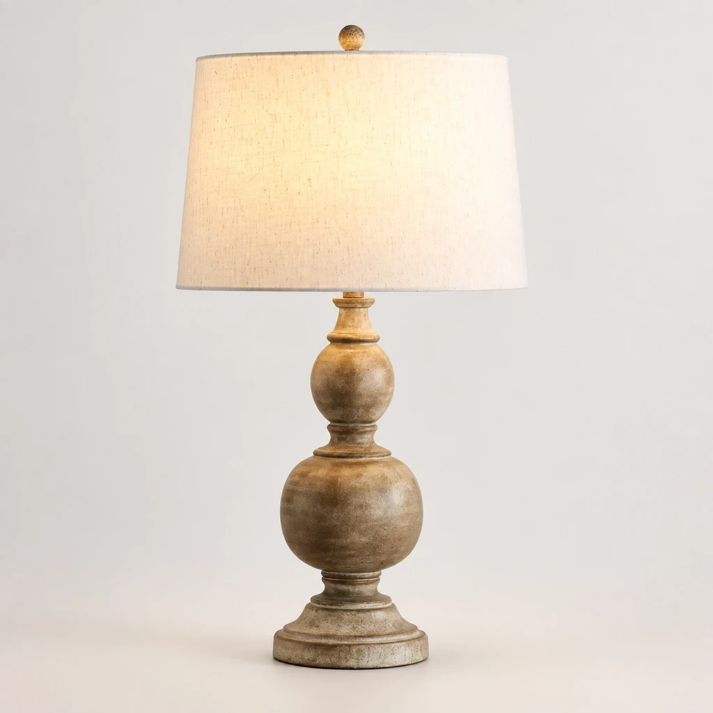 Lampe de table rustique en bois vieilli, éclairée d'une douce lueur chaude