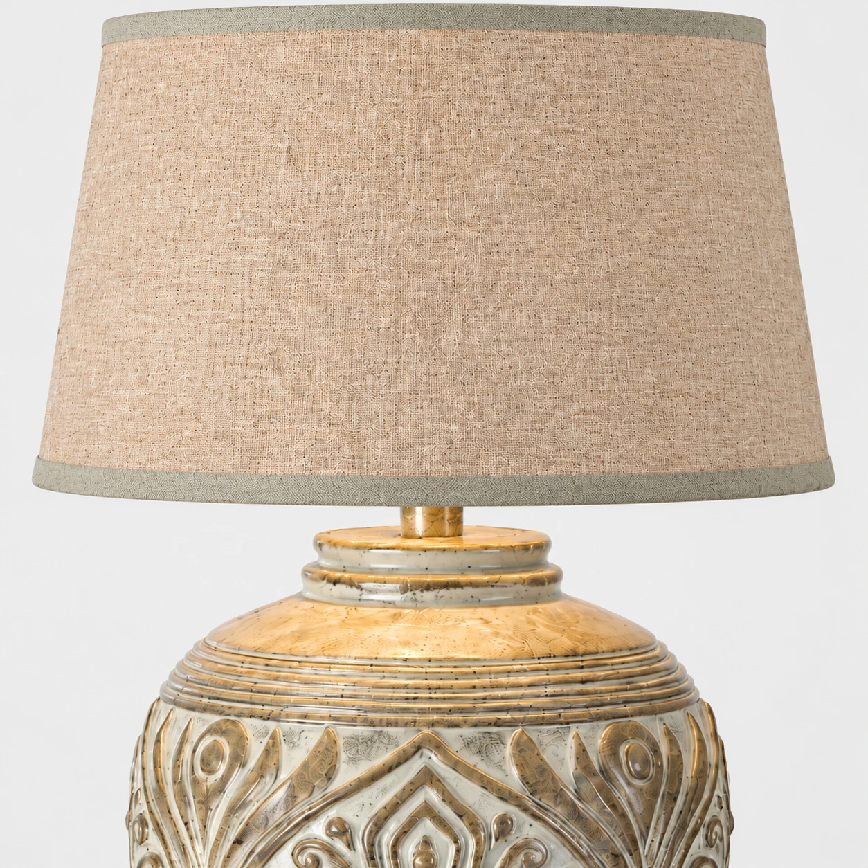 Détail de la lampe de table Elena Vintage en bois sculpté
