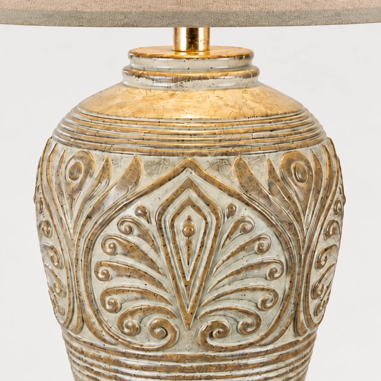 Détail de la lampe de table Elena Vintage en bois sculpté