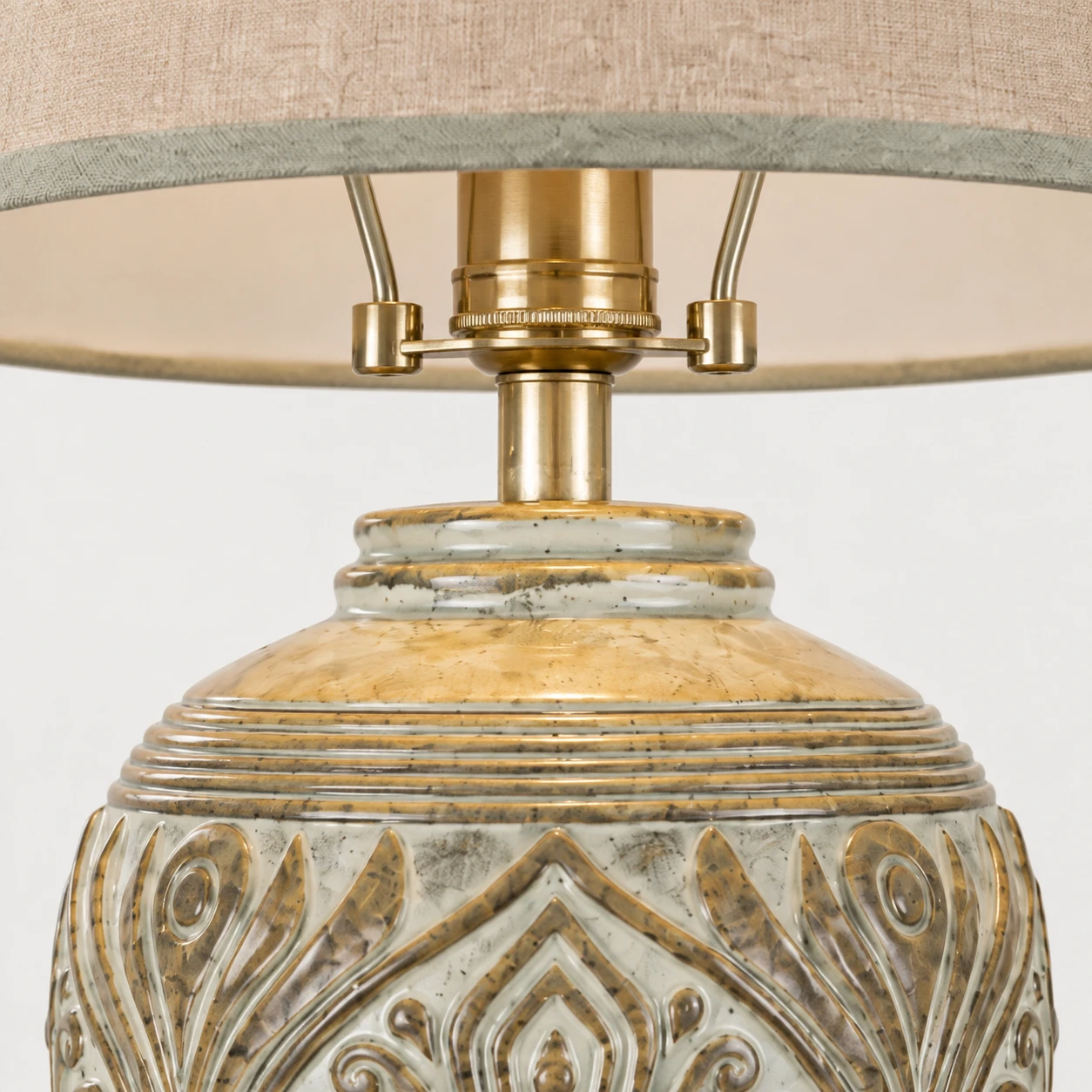 Détail de la lampe de table Elena Vintage en bois sculpté