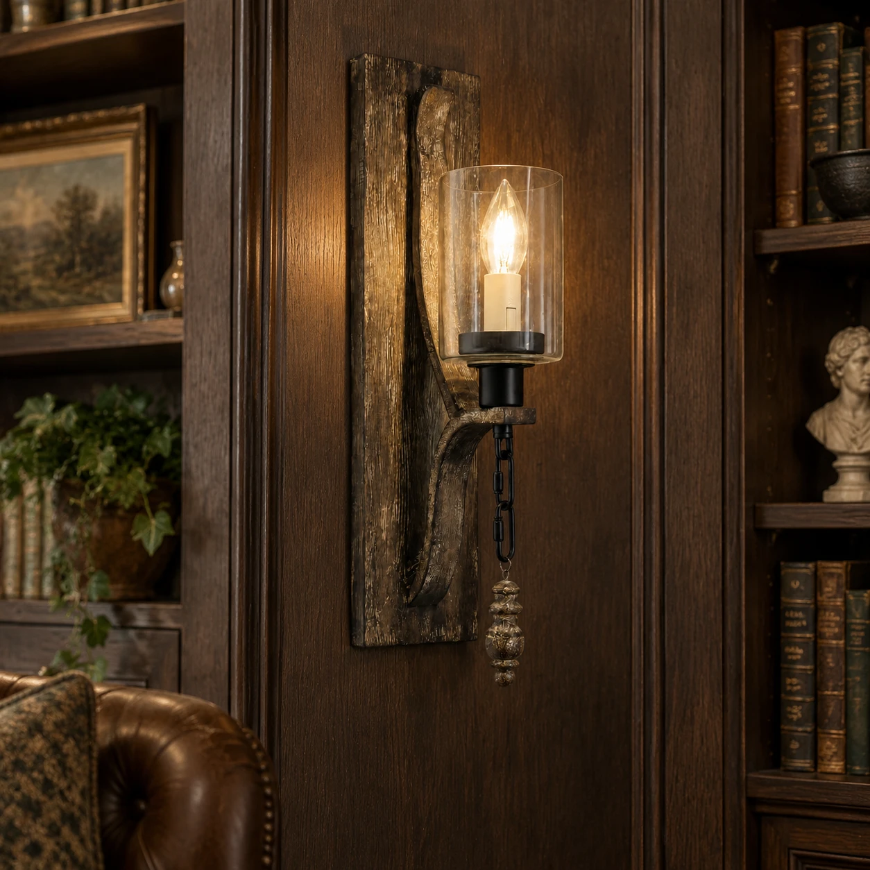 Aplique de pared de madera con cableado fijo instalado a ras del revestimiento de roble oscuro de la biblioteca.