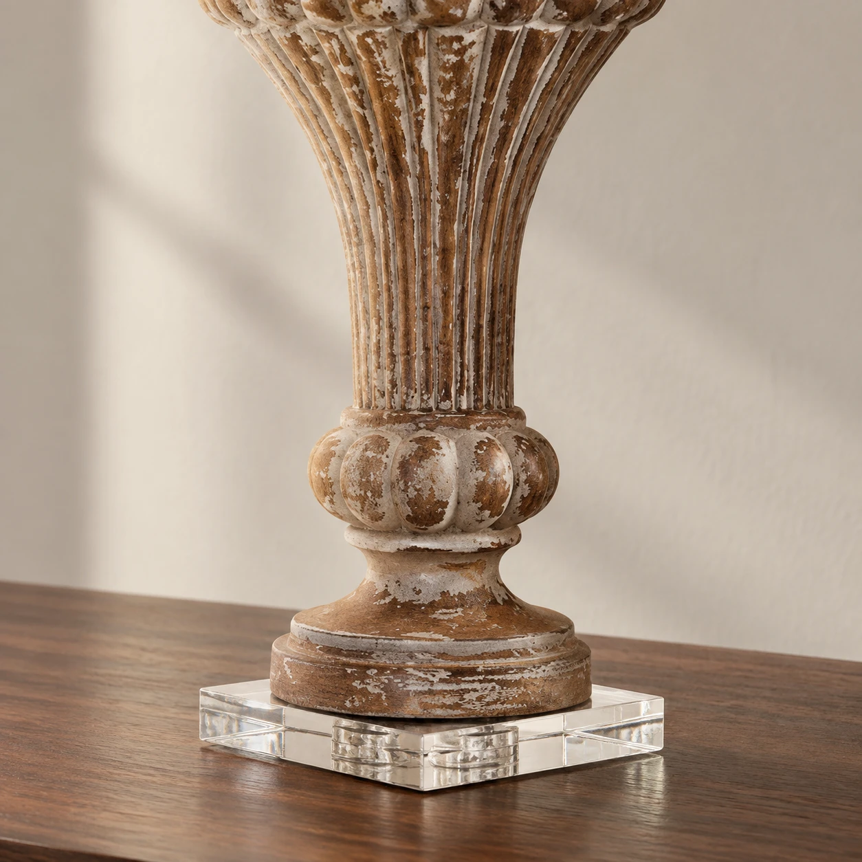 Carved pedestal and clear square base of the Aurelia table lamp